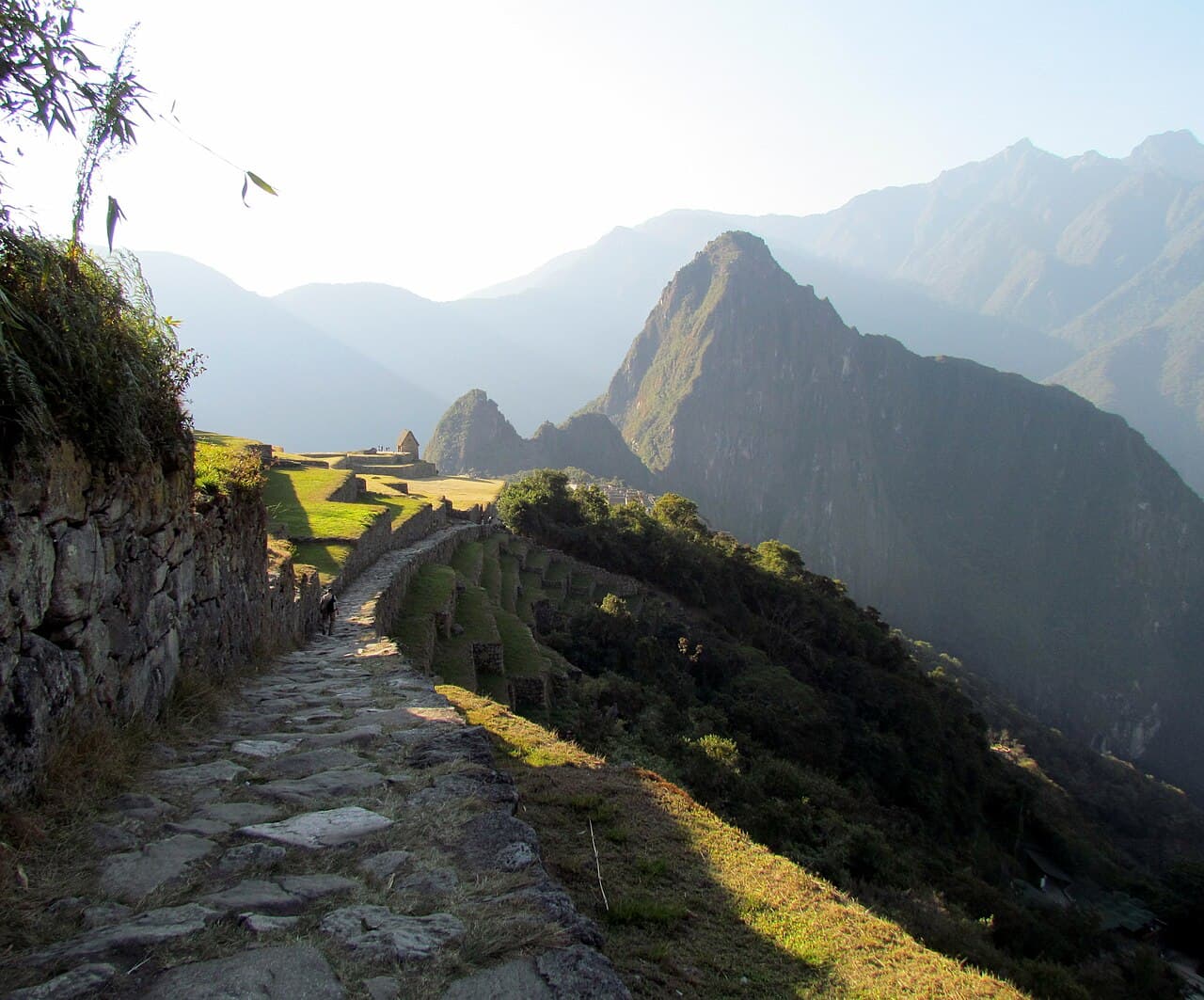 Machu Picchu: The Complete Guide to the Inca's Lost City in the Clouds